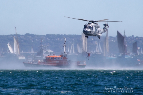 NH90 en cours d'hélitreuillage